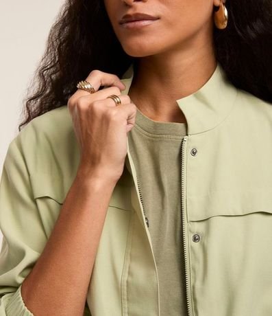 Campera Bomber en Viscosa con Bolsillos Solapa y Pespuntos Contrastantes 4