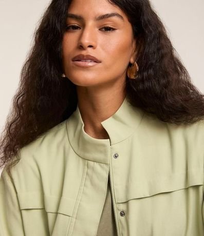 Campera Bomber en Viscosa con Bolsillos Solapa y Pespuntos Contrastantes 5