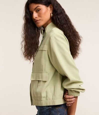 Campera Bomber en Viscosa con Bolsillos Solapa y Pespuntos Contrastantes 6