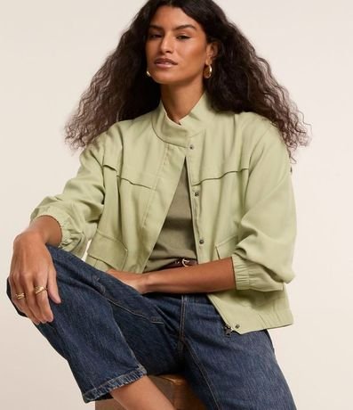 Campera Bomber en Viscosa con Bolsillos Solapa y Pespuntos Contrastantes 7