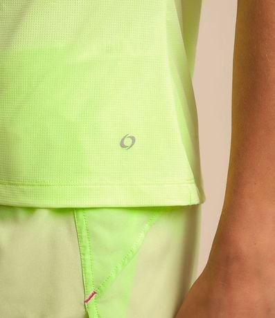 Remera Deportiva Texturizada con Detalle Reflectante 4