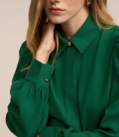 Camisa en Crepé con Botón Diferenciado y Manga Abullonada
