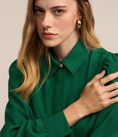 Camisa en Crepé con Botón Diferenciado y Manga Abullonada 4