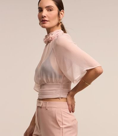 Blusa en Chiffon con Floral 3D en el Cuello y Capas en el Bajo