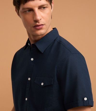 Camisa Comfort en Lino con Bolsillo y Dobra en la Manga 4