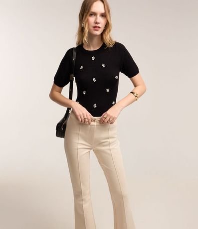 Pantalón Flare en Punto Roma con Detalle en Metal en la Cintura 2