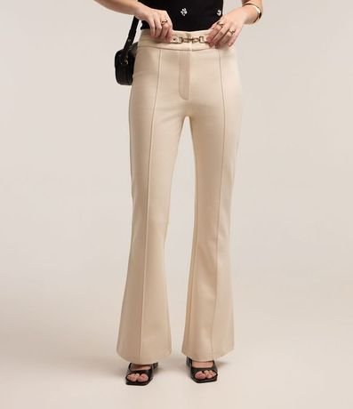 Pantalón Flare en Punto Roma con Detalle en Metal en la Cintura 3