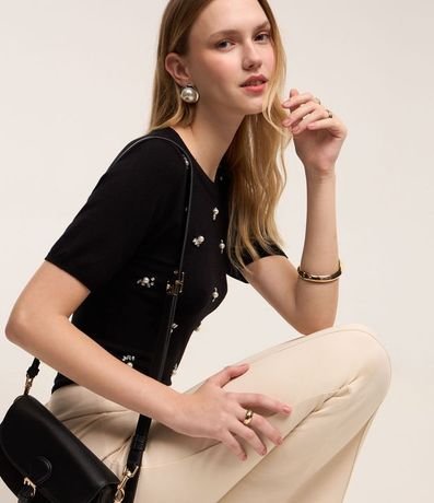 Pantalón Flare en Punto Roma con Detalle en Metal en la Cintura 5