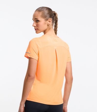 Remera Deportiva Texturizada con Detalle Reflectante 3