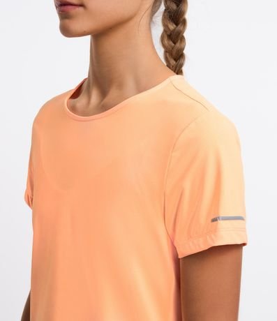 Remera Deportiva Texturizada con Detalle Reflectante 4