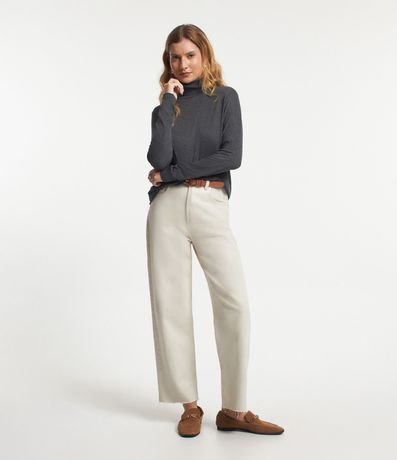 Blusa en Punto Liviano con Recortes y Cuello Mediano 2