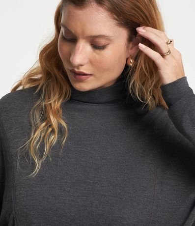 Blusa en Punto Liviano con Recortes y Cuello Mediano 3