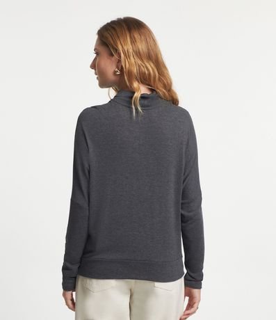 Blusa en Punto Liviano con Recortes y Cuello Mediano 4