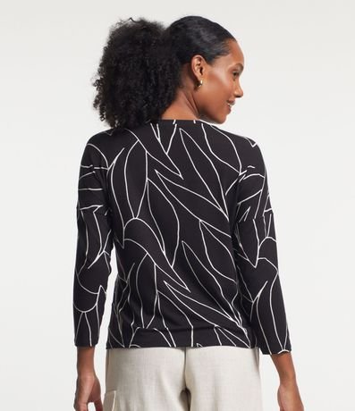 Blusa en Viscosa con Estampado en Follaje Contrastante 4