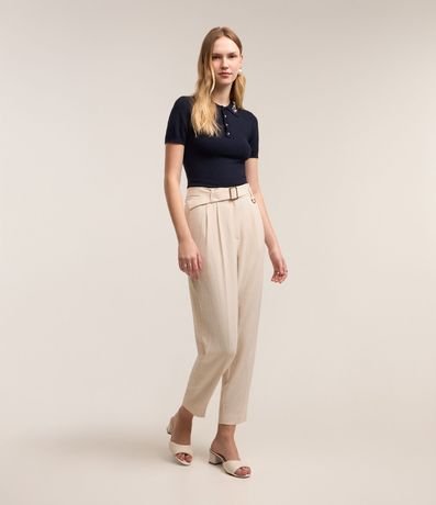 Pantalón Carrot en Airflow con Cinturón Hebilla y Pliegues 1