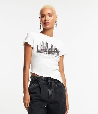 Blusa Cropped en Rib con Estampado Manhattan y Barra Assimétrica 1