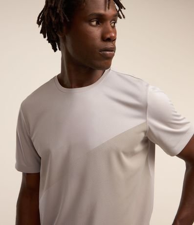 Remera Deportiva con Degradé Lateral y Protección UV 4