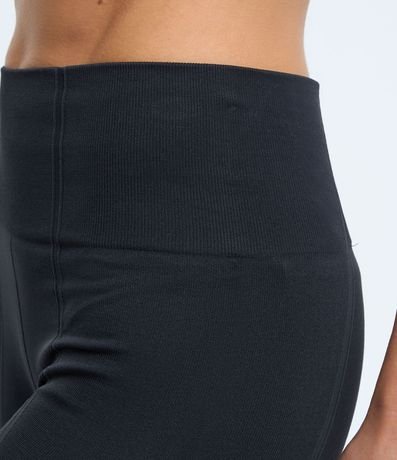 Bermuda en Poalimida Seamless con Textura Jacquard 4