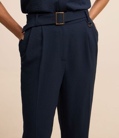 Pantalón Carrot en Airflow con Cinturón Hebilla y Pliegues 3