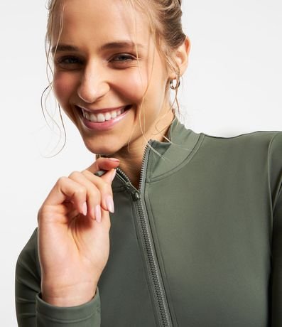 Campera Deportiva en Poliamida con Bolsillos y Cuello Alto 4