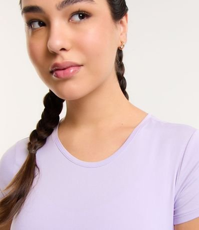 Remera Cropped Deportiva con Diferencial Tacto Suave 4