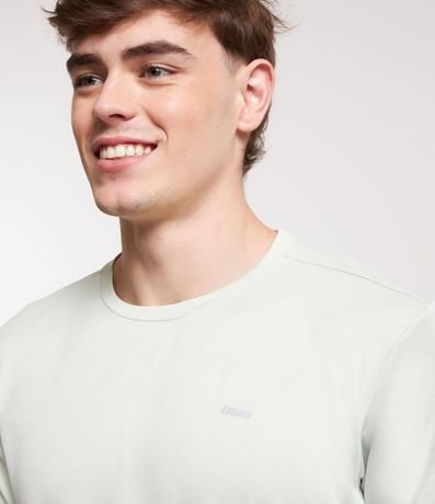 Remera Deportiva con Tecnología Dry e Detalles Reflectantes 4