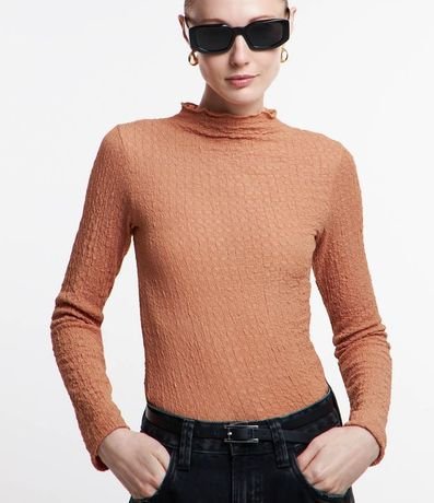 Blusa en Tela Texturizada con Cuello Alto 1