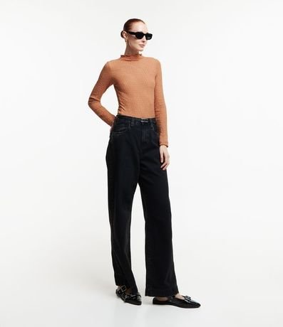 Blusa en Tela Texturizada con Cuello Alto 2