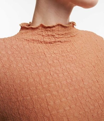 Blusa en Tela Texturizada con Cuello Alto 3