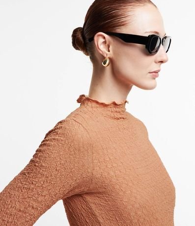 Blusa en Tela Texturizada con Cuello Alto 4