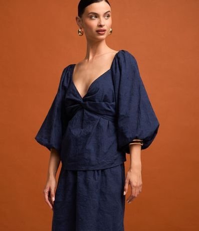 Blusa en Tricolina Bordada y Escote Torcido 4