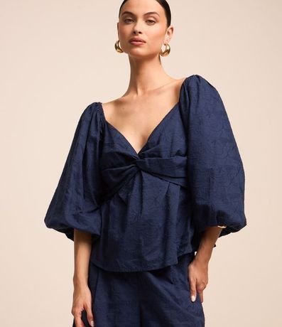 Blusa en Tricolina Bordada y Escote Torcido 5