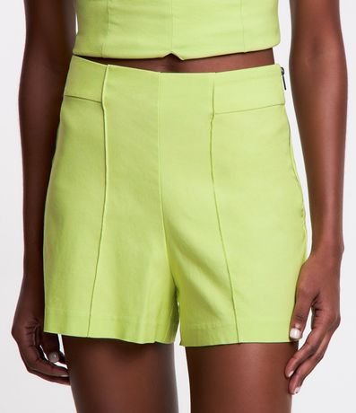 Short Corto en Bengalina con Cintura Alta y Frizos Delanteros 2