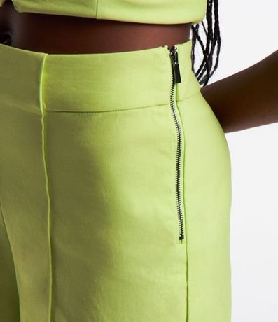 Short Corto en Bengalina con Cintura Alta y Frizos Delanteros 4