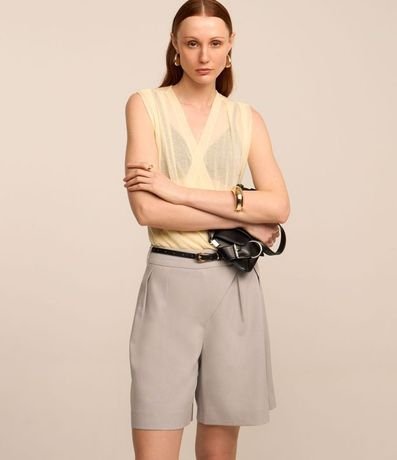 Bermuda Sastrería con Cintura Asimétrica y Pliegues 2