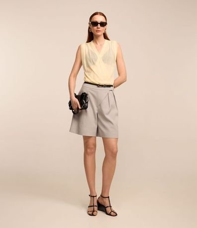 Bermuda Sastrería con Cintura Asimétrica y Pliegues 3