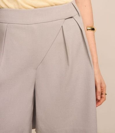 Bermuda Sastrería con Cintura Asimétrica y Pliegues 4