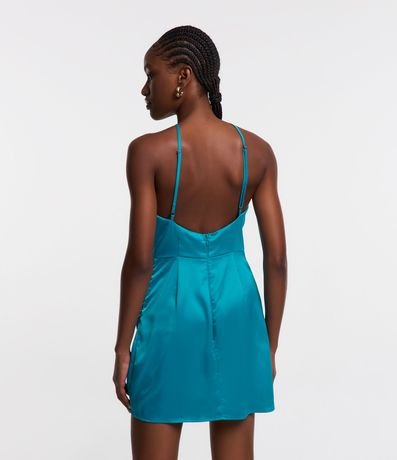 Vestido Corto Satinado con Escote Halter y Pollera Traspasada 3