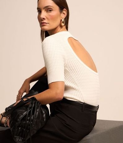 Blusa en Viscosa con Recorte Oval en la Espalda y Textura Acanalada 6