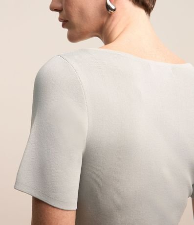 Blusa en Viscosa con Aro Abierto en el Escote V 4