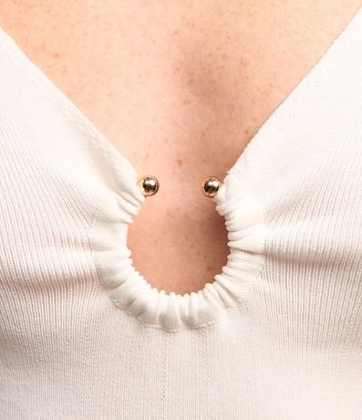 Blusa en Viscosa con Aro Abierto en el Escote V 4