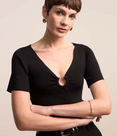 Blusa en Viscosa con Aro Abierto en el Escote V