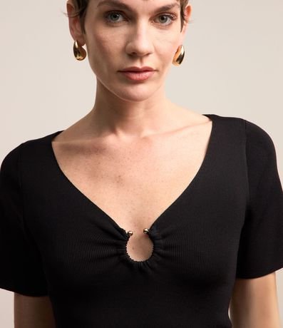 Blusa en Viscosa con Aro Abierto en el Escote V 4