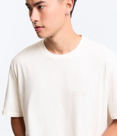 Remera Comfort en Algodón Peruano con Lettering en el Pecho 4