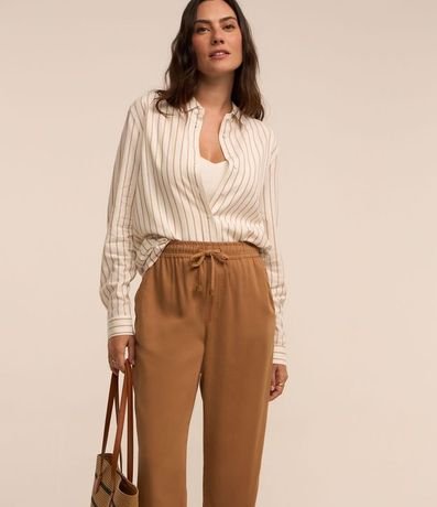 Pantalón Recto Cropped Cintura Mediana en Sarga con Lazo 2