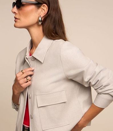Campera Corta Sastrería con Botones Ocultos y Bolsillos