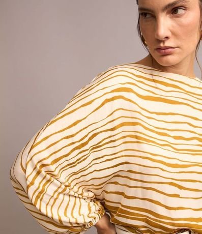Blusa en Tela Satinada con Rayas Rústicas 3