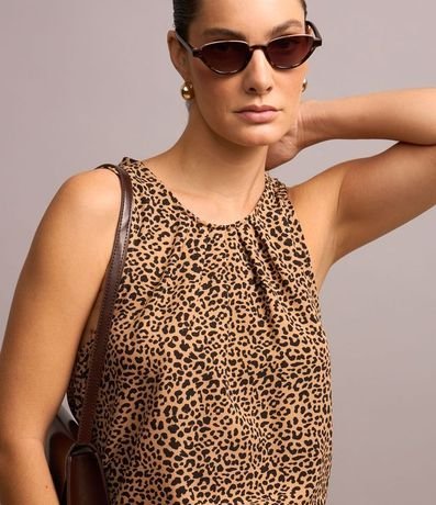 Blusa sin Manga en Crepé con Pliegues y Estampa de Leopardo