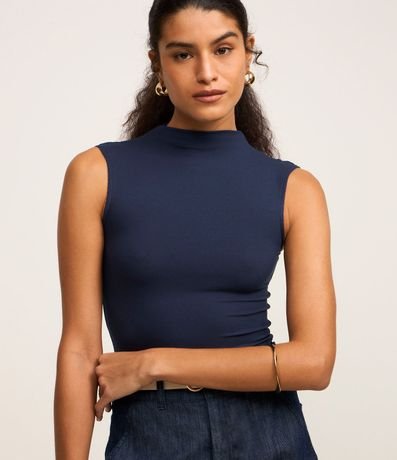 Blusa en Viscosa con Cuello Alto y Textura Acanalada 2