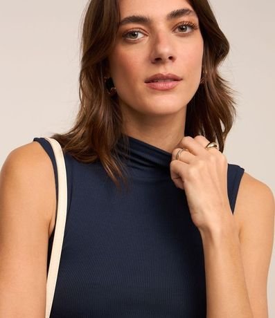 Blusa en Viscosa con Cuello Alto y Textura Acanalada 3